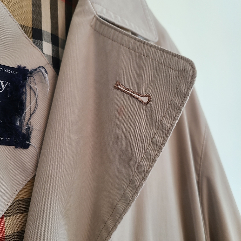 Burberry Beige Trench Coat with Classic Nova Check Lining - Picture 5 of 8